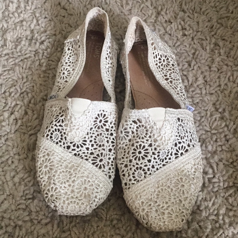 White lace floral toms